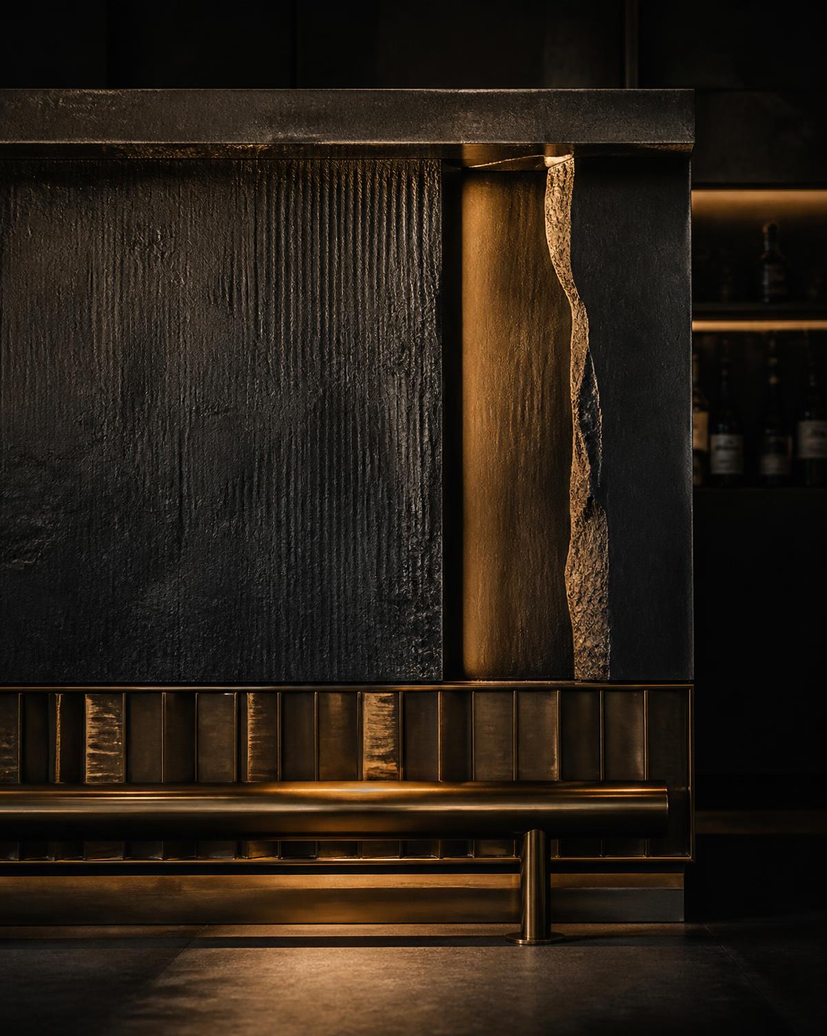 Detail einer dunklen Steinbar mit Messingelementen