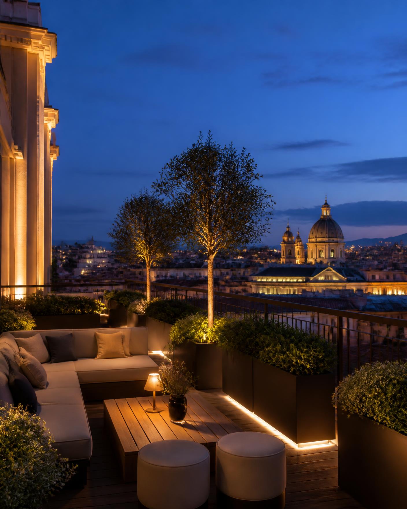 Elegante Dachterrasse in der Abenddämmerung über einer europäischen Stadt